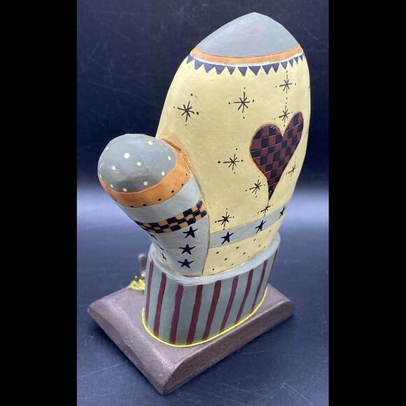 Williraye Studios Folk Art ~ Cast Iron WINTER MITTEN Stocking Holder WW2372 - Picture 4 of 9